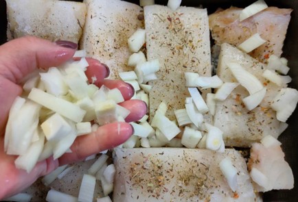 Фото шага рецепта Треска с луком и картофелем в томатном соусе 176359 шаг 7  