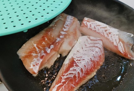 Фото шага рецепта Треска с овощным топингом 175179 шаг 4  