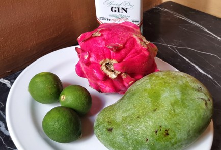 Фото шага рецепта Тропический коктейль с джином 151228 шаг 1  