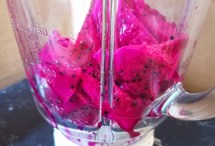 Фото шага рецепта Тропический коктейль с джином 151228 шаг 4  