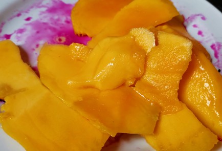 Фото шага рецепта Тропический коктейль с джином 151228 шаг 5  