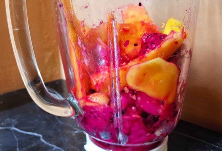 Фото шага рецепта Тропический коктейль с джином 151228 шаг 7  