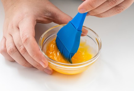 Фото шага рецепта Трубочки из лаваша с творогом и изюмом 151691 шаг 6