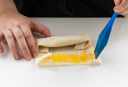 Фото шага рецепта Трубочки из лаваша с творогом и изюмом 151691 шаг 8