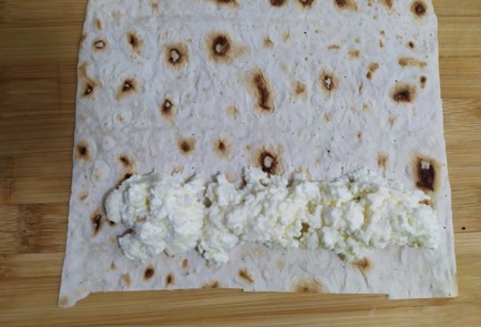 Фото шага рецепта Рулетики из лаваша с творогом и орешками 189730 шаг 7  