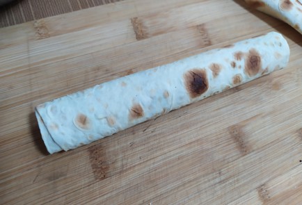 Фото шага рецепта Рулетики из лаваша с творогом и орешками 189730 шаг 8  