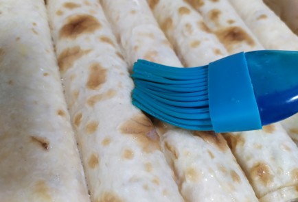 Фото шага рецепта Рулетики из лаваша с творогом и орешками 189730 шаг 9  