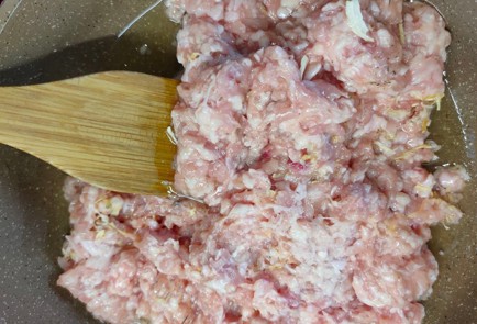 Фото шага рецепта Трубочки каннеллони с фаршем на подушке из картофеля и шпината 175454 шаг 4  