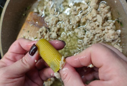 Фото шага рецепта Трубочки каннеллони с фаршем на подушке из картофеля и шпината 175454 шаг 8  