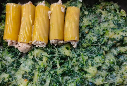 Фото шага рецепта Трубочки каннеллони с фаршем на подушке из картофеля и шпината 175454 шаг 9  