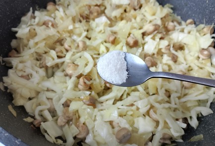 Фото шага рецепта Тушеная капуста с грибами 191431 шаг 5  