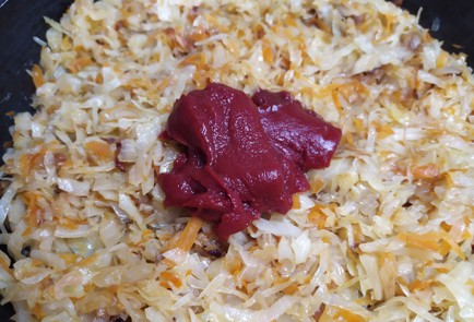 Фото шага рецепта Тушеная капуста с сардельками 188855 шаг 7  