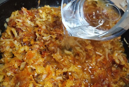 Фото шага рецепта Тушеная капуста с сардельками 188855 шаг 8  