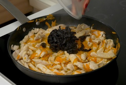 Фото шага рецепта Тушеная курица с черносливом 19858 шаг 5  