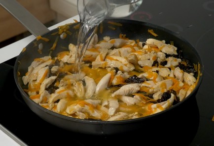 Фото шага рецепта Тушеная курица с черносливом 19858 шаг 6  