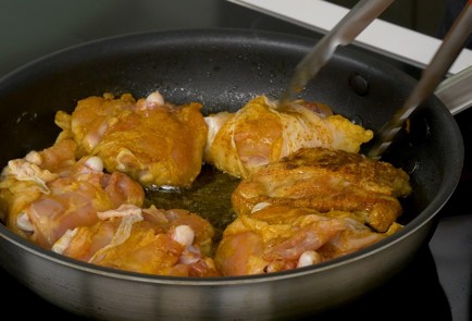 Фото шага рецепта Тушеная курица 151355 шаг 3  