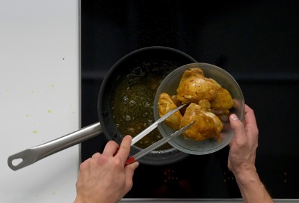 Фото шага рецепта Тушеная курица 151355 шаг 4  