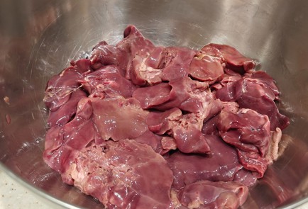 Фото шага рецепта Тушеная куриная печень 190842 шаг 1  