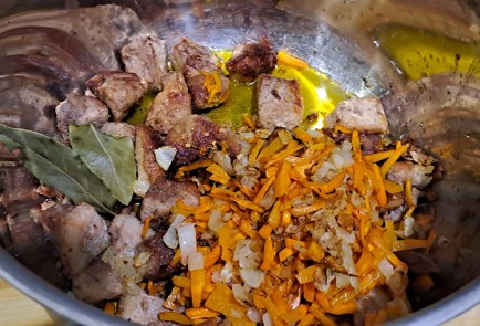 Фото шага рецепта Тушеная свиная лопатка с булгуром 186843 шаг 6  