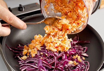 Фото шага рецепта Тушеные мюнхенские колбаски с картофелем в немецком стиле 30421 шаг 4  