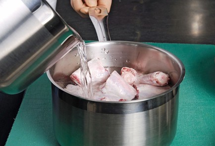 Фото шага рецепта Тушеные телячьи хвосты 36764 шаг 2