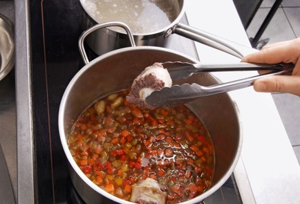 Фото шага рецепта Тушеные телячьи хвосты 36764 шаг 7