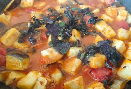 Фото шага рецепта Тушеные баклажаны с помидорами и свежим базиликом 189914 шаг 11  