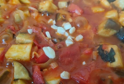 Фото шага рецепта Тушеные баклажаны с помидорами и свежим базиликом 189914 шаг 13  