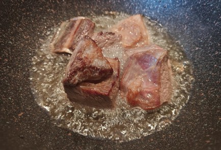 Фото шага рецепта Тушеные говяжьи ребра в скороварке 188665 шаг 3