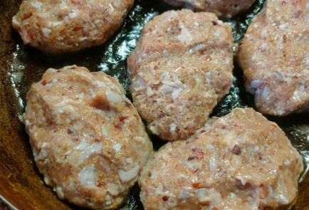 Фото шага рецепта Тушеные куриные котлеты с фасолью 191244 шаг 6  