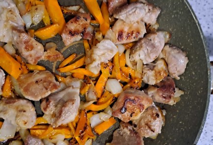 Фото шага рецепта Тушеный картофель с мясом на сковороде 187269 шаг 5  