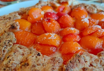 Фото шага рецепта Творожная галета с абрикосами и сыром 189703 шаг 17  