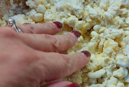 Фото шага рецепта Творожная галета с грушей и вишней 189840 шаг 11  
