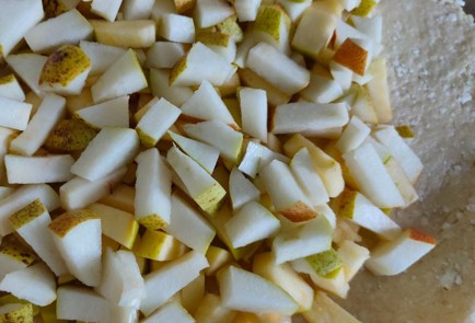 Фото шага рецепта Творожная галета с грушей и вишней 189840 шаг 15  