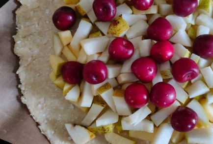 Фото шага рецепта Творожная галета с грушей и вишней 189840 шаг 16  