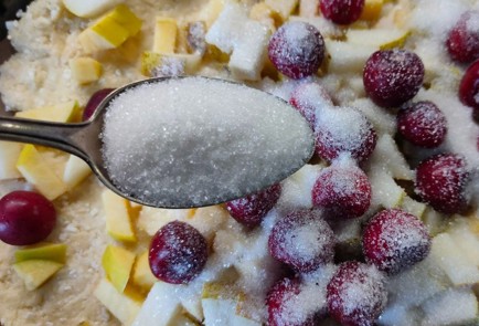 Фото шага рецепта Творожная галета с грушей и вишней 189840 шаг 17  