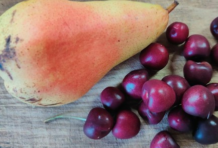 Фото шага рецепта Творожная галета с грушей и вишней 189840 шаг 2  