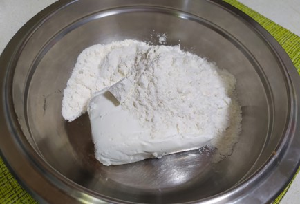 Фото шага рецепта Творожная галета с персиком и бананом 189838 шаг 1  