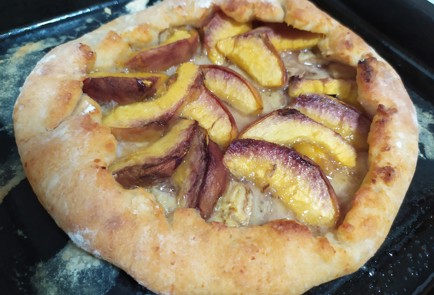 Фото шага рецепта Творожная галета с персиком и бананом 189838 шаг 10  