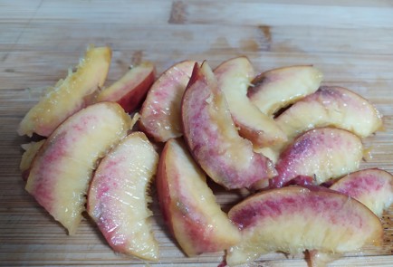 Фото шага рецепта Творожная галета с персиком и бананом 189838 шаг 6  