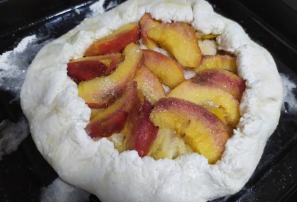 Фото шага рецепта Творожная галета с персиком и бананом 189838 шаг 9  