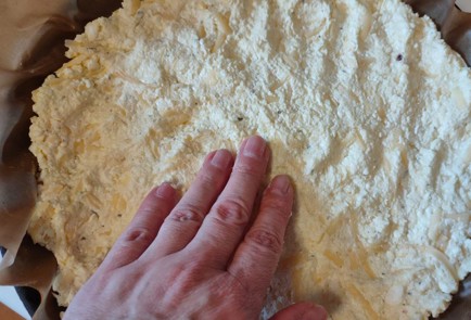 Фото шага рецепта Творожная лепешка с сыром и зеленью 188923 шаг 10  