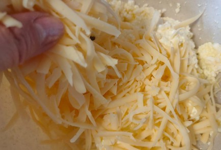 Фото шага рецепта Творожная лепешка с сыром и зеленью 188923 шаг 5  