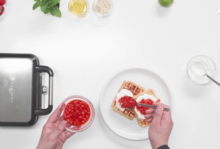 Фото шага рецепта Творожные вафли с клубникой 189434 шаг 11  