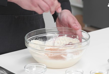 Фото шага рецепта Творожные вафли с клубникой 189434 шаг 4  