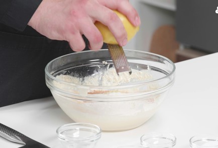 Фото шага рецепта Творожные вафли с клубникой 189434 шаг 5  