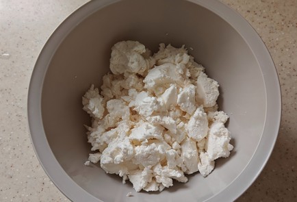 Фото шага рецепта Творожная запеканка с изюмом 176158 шаг 1