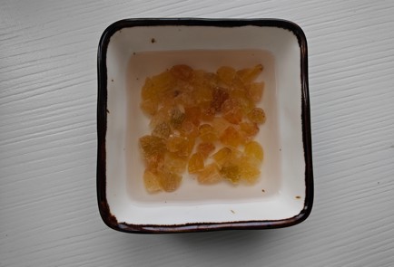 Фото шага рецепта Творожная запеканка с изюмом 176158 шаг 10