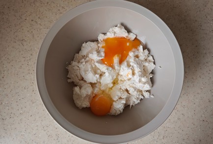 Фото шага рецепта Творожная запеканка с изюмом 176158 шаг 2