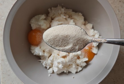 Фото шага рецепта Творожная запеканка с изюмом 176158 шаг 3